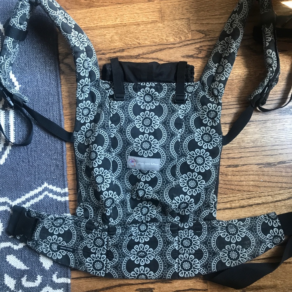 ErgoCarrier - Petunia Pickle Bottom Design Organic